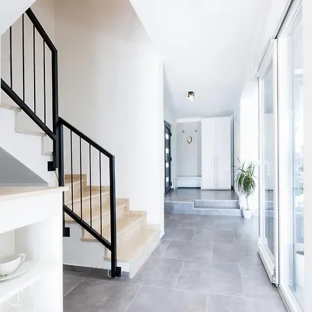 Modern 3-bedroom With A Private Pool * Πούλα