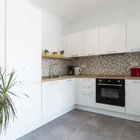 Modern 3-bedroom With A Private Pool Pola