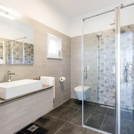 Modern 3-bedroom With A Private Pool * Pola