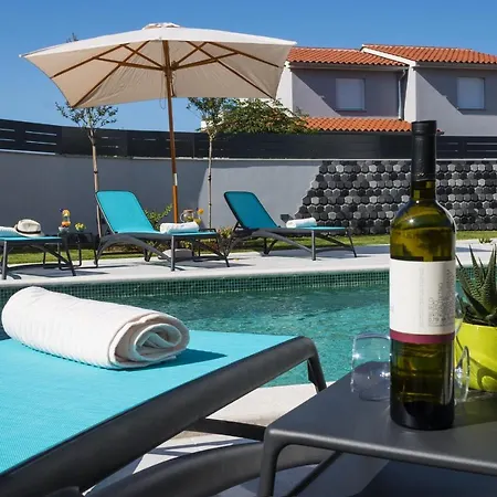 Modern 3-bedroom With A Private Pool * Póla