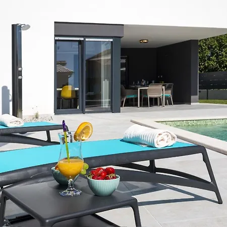 Modern 3-bedroom With A Private Pool Βίλα *