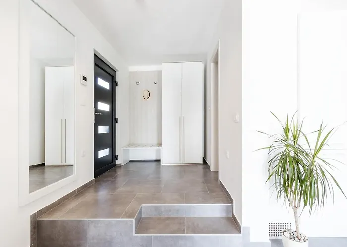 Modern 3-bedroom With A Private Pool Pula