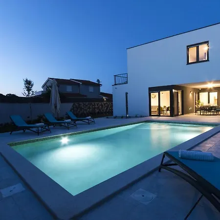 Willa Modern 3-bedroom With A Private Pool Pula