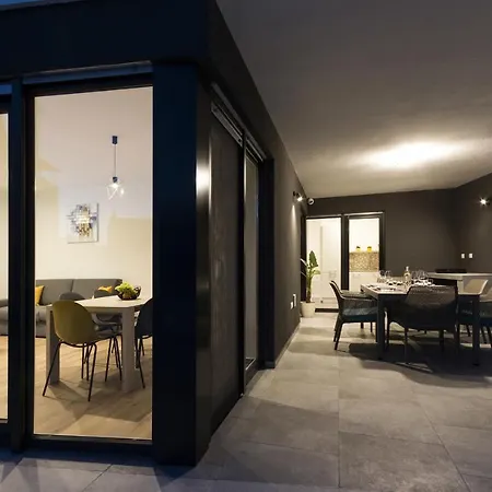 Modern 3-bedroom With A Private Pool 빌라