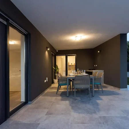 Modern 3-bedroom With A Private Pool Villa Pula