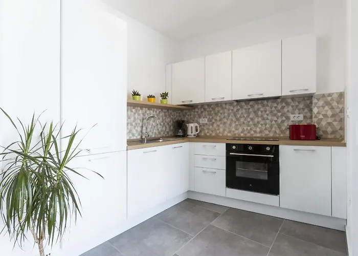 Modern 3-bedroom With A Private Pool 普拉