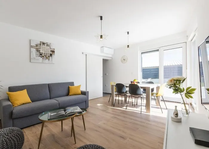 Modern 3-bedroom With A Private Pool 풀라