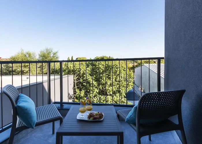 Modern 3-bedroom With A Private Pool 普拉