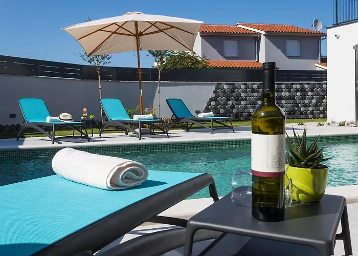 Modern 3-bedroom With A Private Pool * 普拉