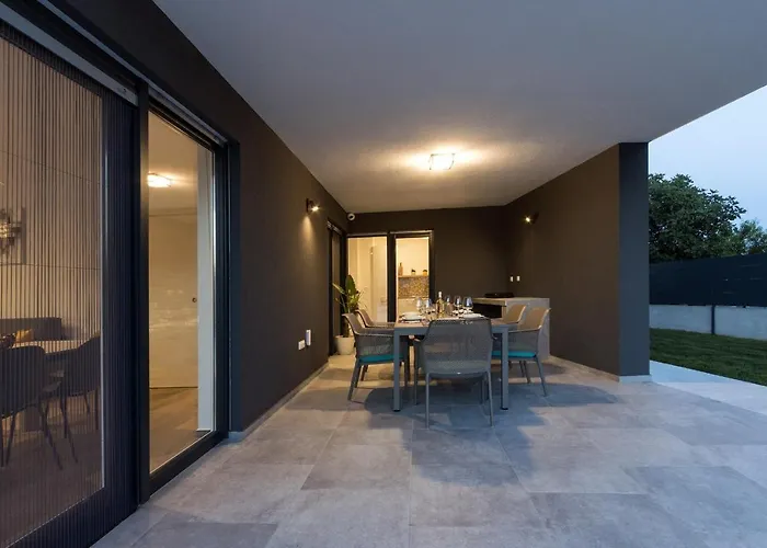 Modern 3-bedroom With A Private Pool 别墅 普拉