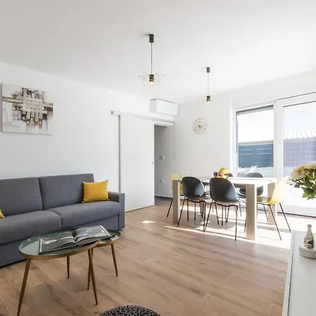 Modern 3-bedroom With A Private Pool Pula