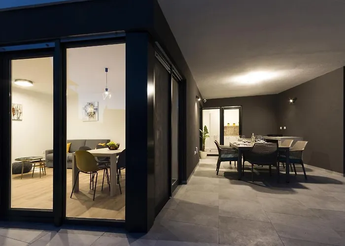 Modern 3-bedroom With A Private Pool فيلة